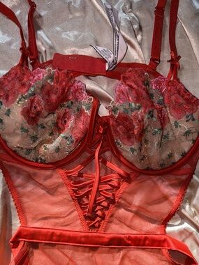 Victoria's Secret Red Very Sexy Wicked Unlined Floral Embroidery Apron • size M